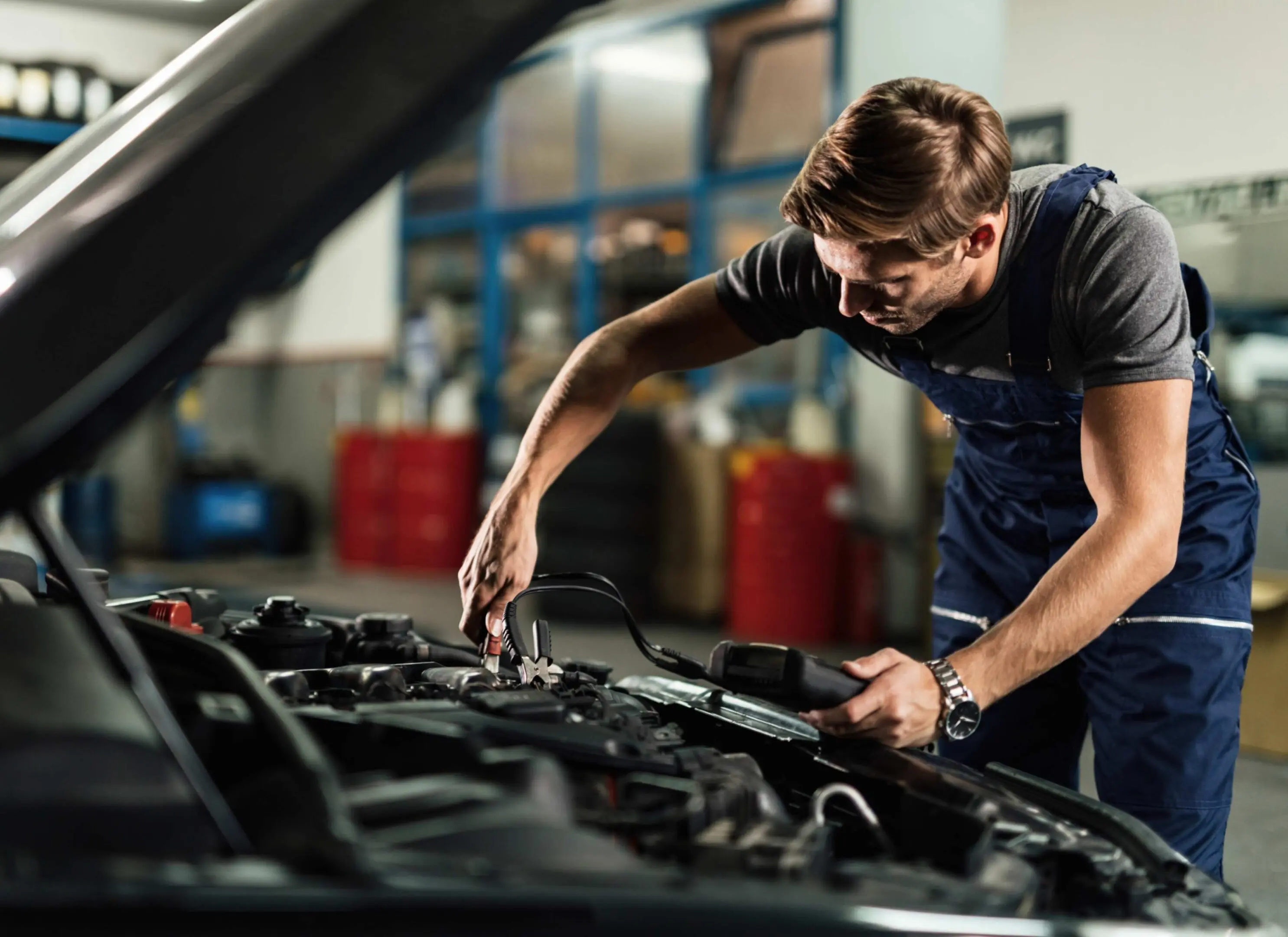 jpeg-optimizer_GettyImages-1191761322 Mechanic working on car engine repair.