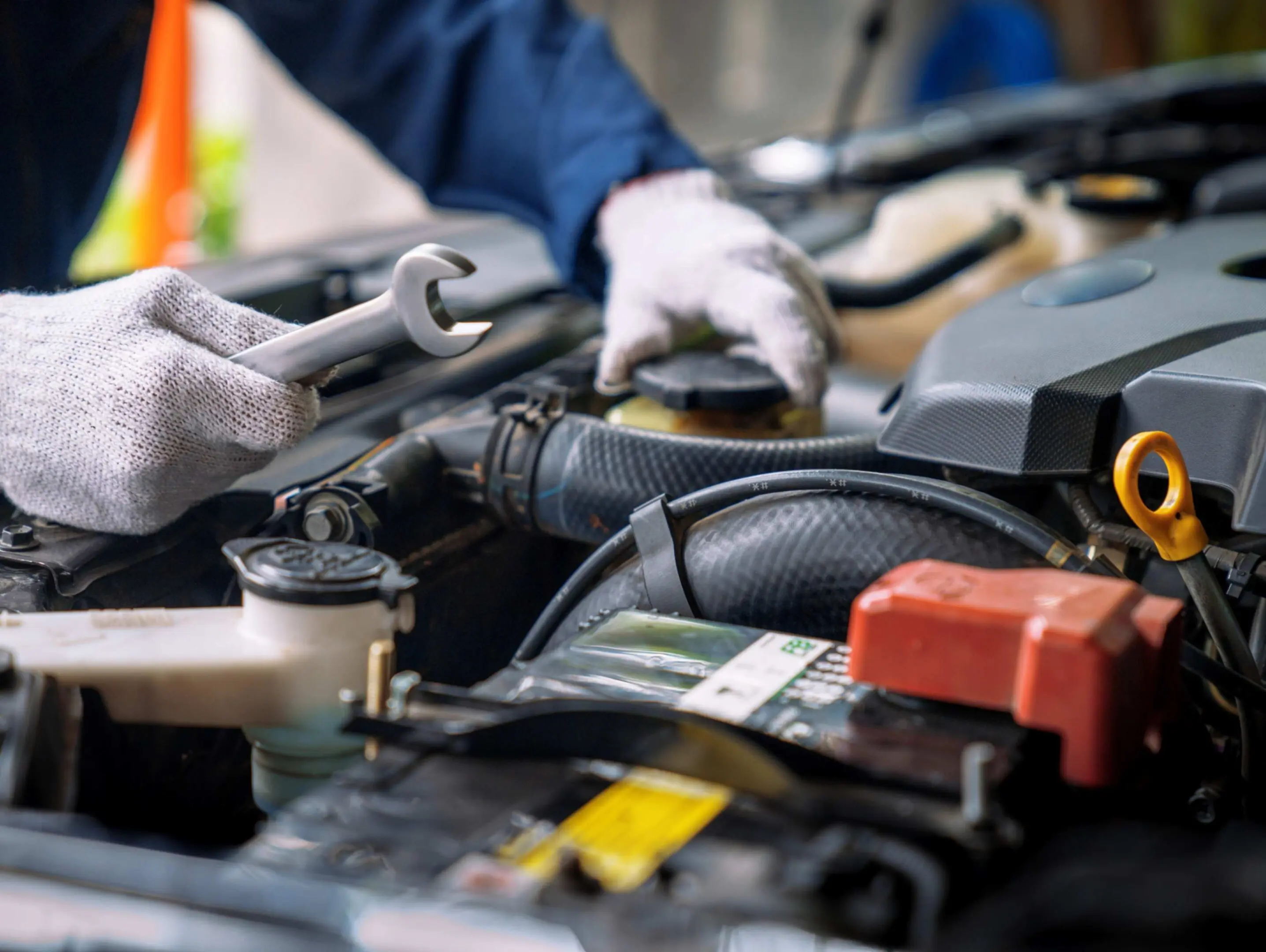 jpeg-optimizer_GettyImages-1251529866 Mechanic working on car engine repair.